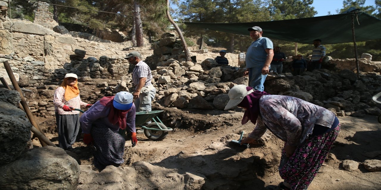 Syedra Antik Kenti kazılarında kadın ve erkek köylüler arkeologlara eşlik ediyor