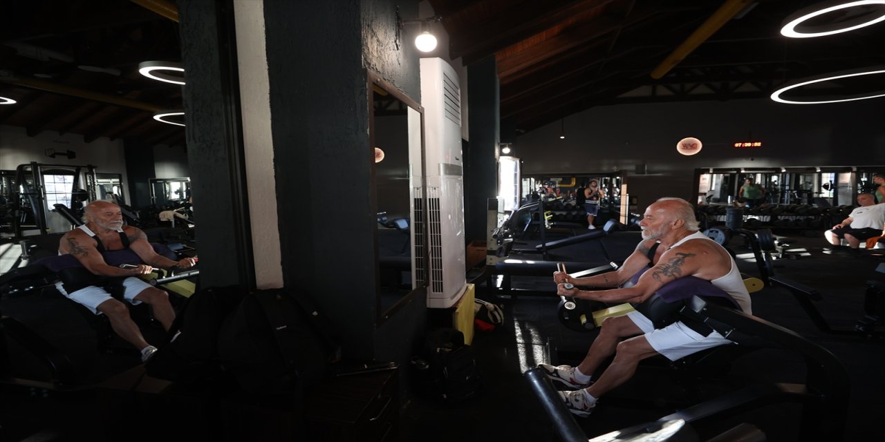 Antalya’da 76 yaşındaki “Herkül Dede” her gün koşuyor, yüzüyor ve ağırlık antrenmanı yaparak gençlere örnek oluyor