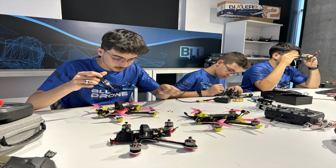 Başakşehir’de gençler ücretsiz eğitimle dron yapmayı, kodlamayı ve uçurmayı öğreniyor