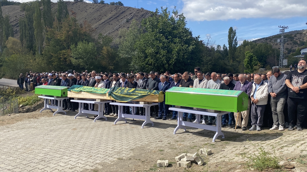 Sivas Doğanlar’da trafik kazasında ölen 4 kişinin cenazesi toprağa verildi
