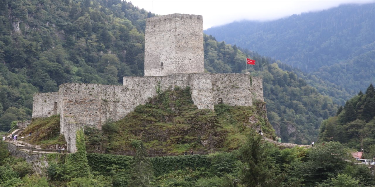 Türkiye’nin görkemli kalelerinden Zil Kale, ocak-ağustos döneminde 140 bin yerli ve yabancı ziyaretçi ağırladı