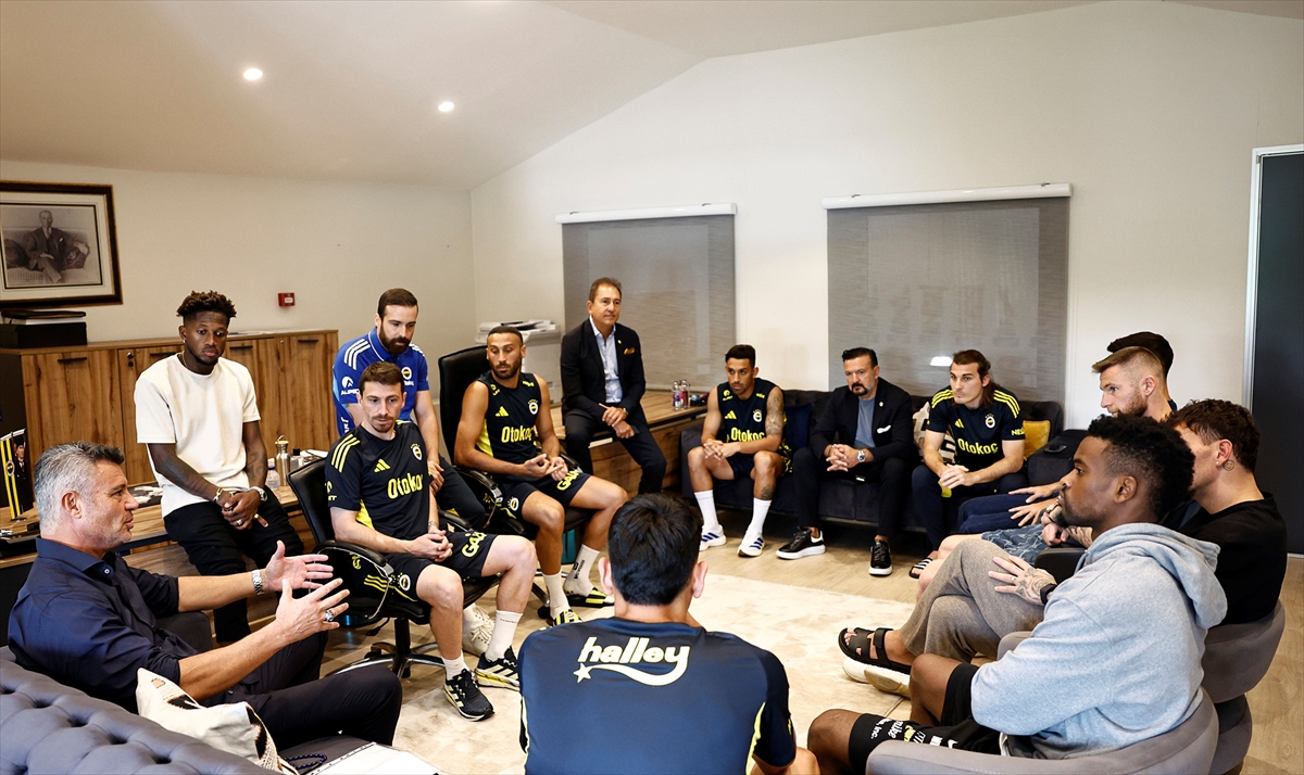 Fenerbahçe Kulübü Başkanı Saran, futbol takımıyla bir araya geldi