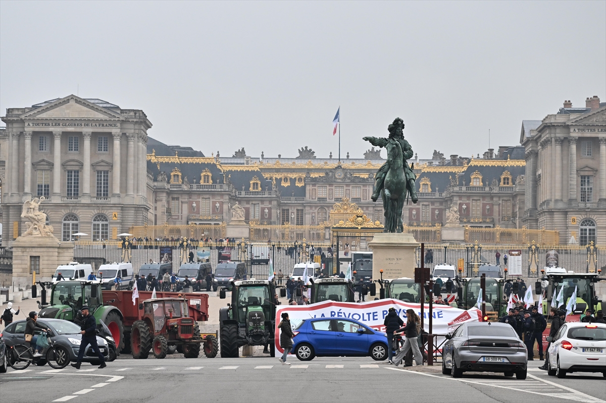 Fransız çiftçiler, Versay Sarayı'nın önünde traktörleriyle eylem yaptı