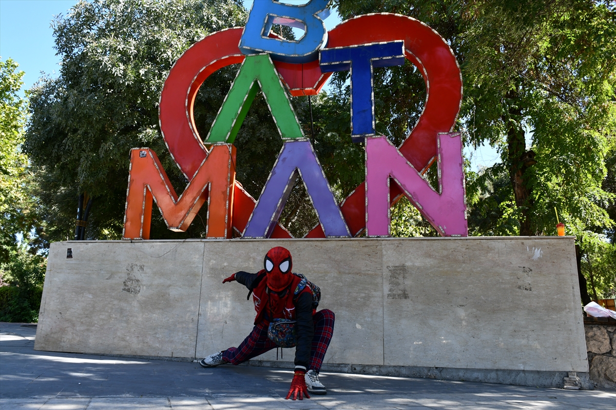 Türkiye'yi gezen "Örümcek Adam" Batman'da