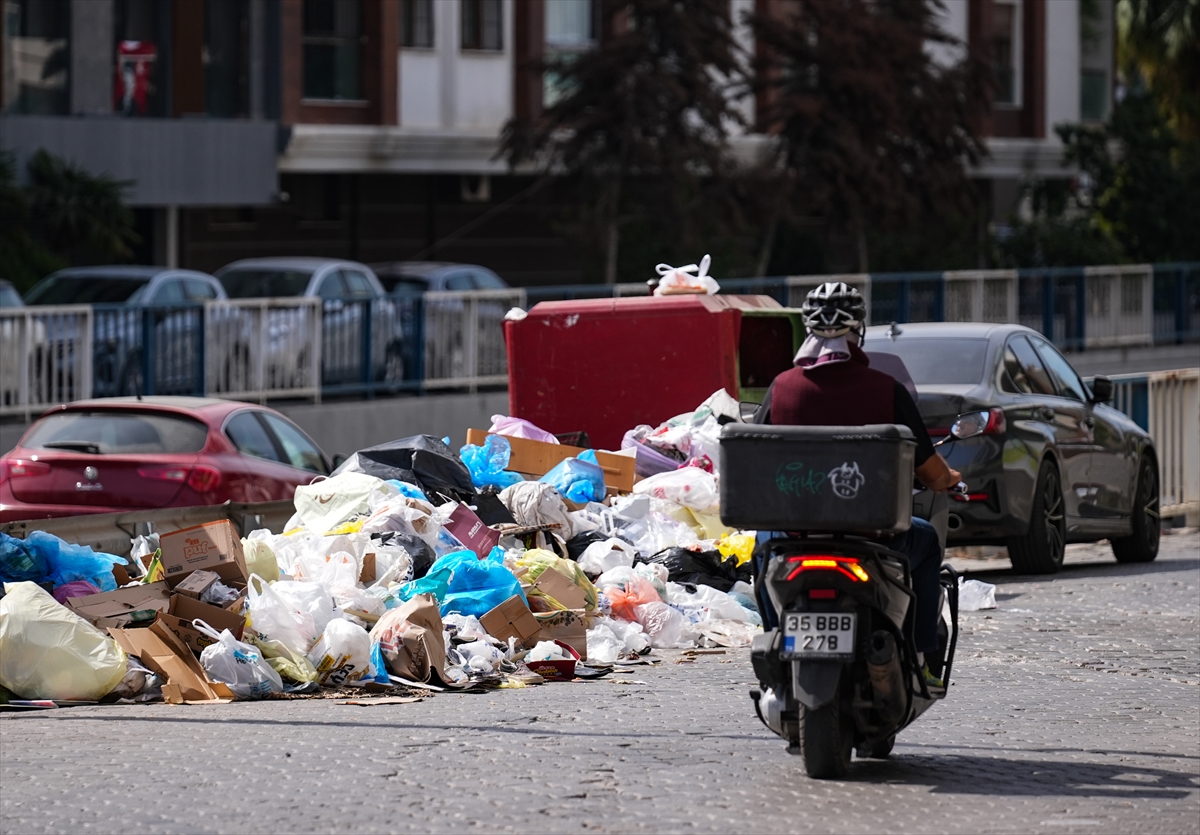 İzmir'in Karşıyaka ilçesinde vatandaşlardan biriken çöplere tepki