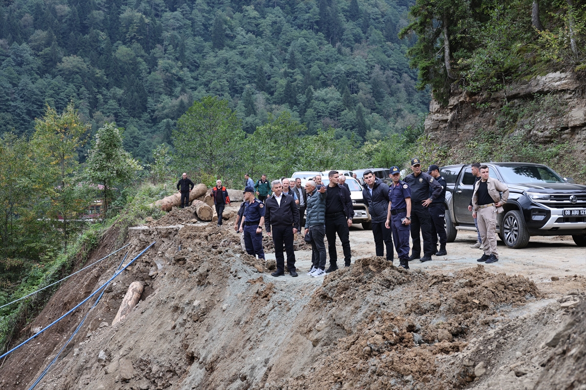 Artvin'de şiddetli yağışlar sonucu kapanan Borçka-Camili kara yolu ulaşıma açıldı