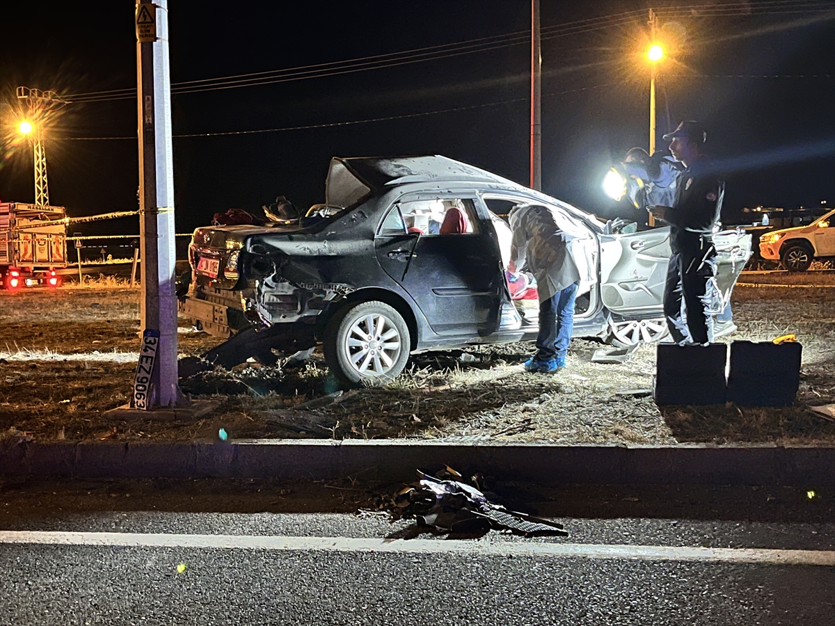 Kars'ta tomruk yüklü kamyonla çarpışan otomobil sürücüsü öldü