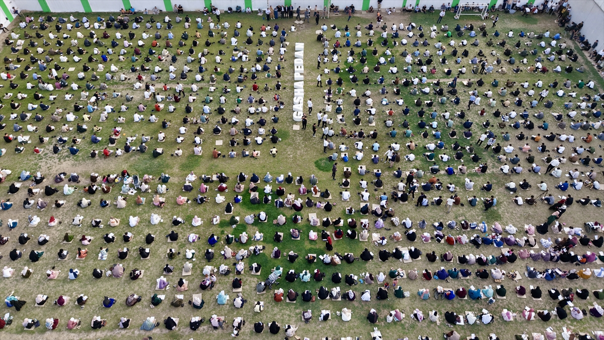 Irak’ta binlerce kişinin katıldığı “Bir Gün Peygamberimiz Gibi Yaşayalım" programı düzenlendi