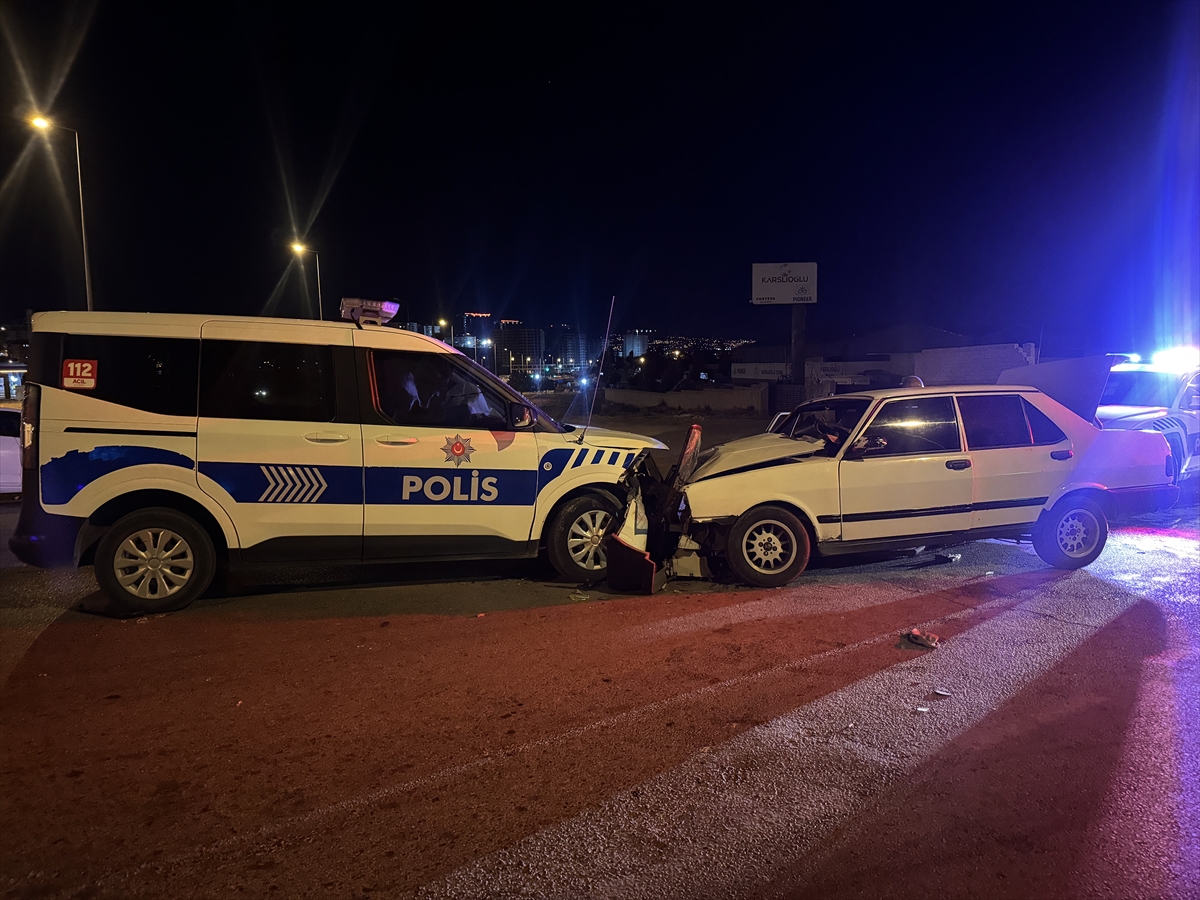 Kayseri’de Polisin "dur" ihtarına uymayan sürücü ekip aracına çarptı, 2 polis yaralandı