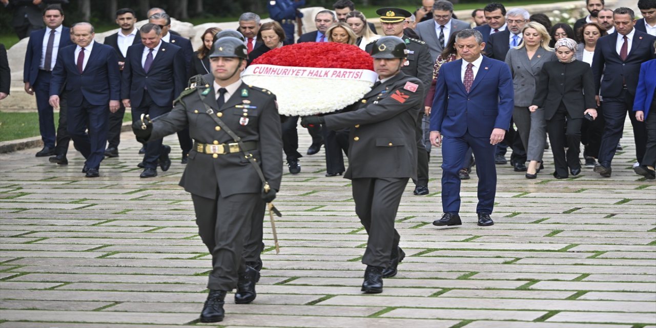 CHP Lideri Özgür Özel, yeni Parti Meclisi ve milletvekilleriyle 22. Olağanüstü Kurultay sonrası Anıtkabir’i ziyaret etti
