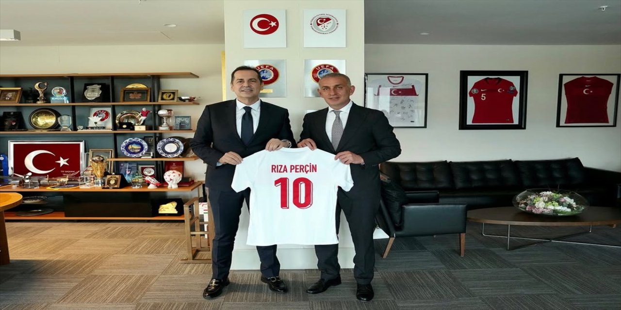 Antalyaspor Başkanı Rıza Perçin, TFF Başkanı İbrahim Hacıosmanoğlu’nu Riva’daki tesislerde makamında ziyaret etti