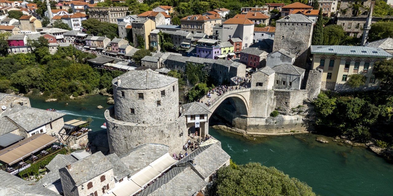 Mostar’ın 500 yıllık Osmanlı mirası köprüsü, Neretva Nehri ve eşsiz doğasıyla hem tarih hem de turizm merkezine dönüşüyor.
