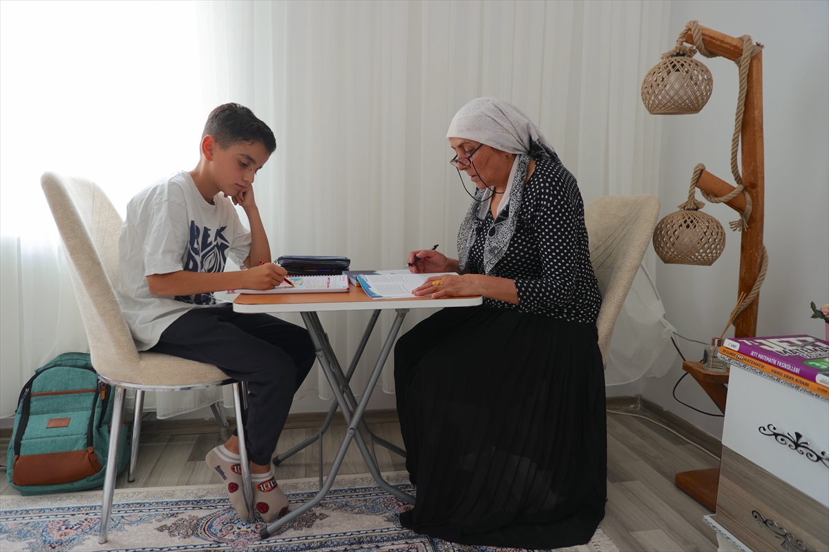 Hakkari'de 60 yaşında liseden mezun olan kadının hedefi üniversite