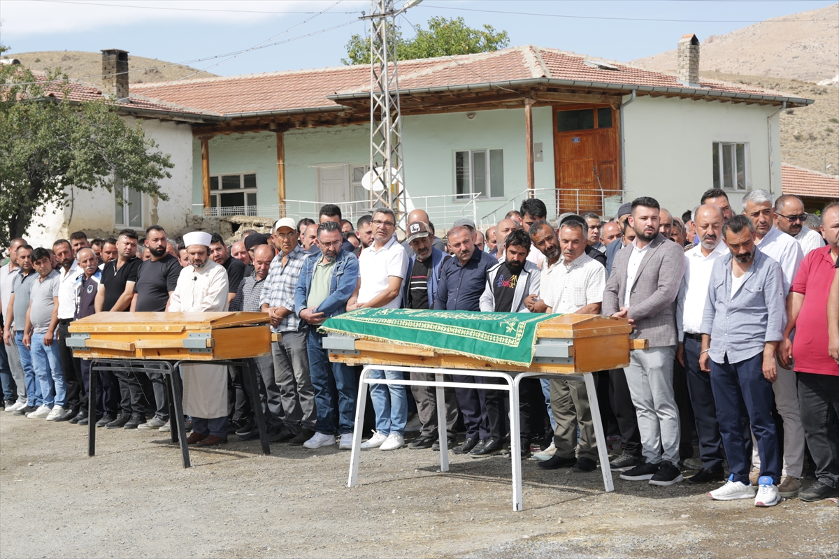Konya'da trafik kazasında hayatını kaybeden ikiz kardeşler defnedildi