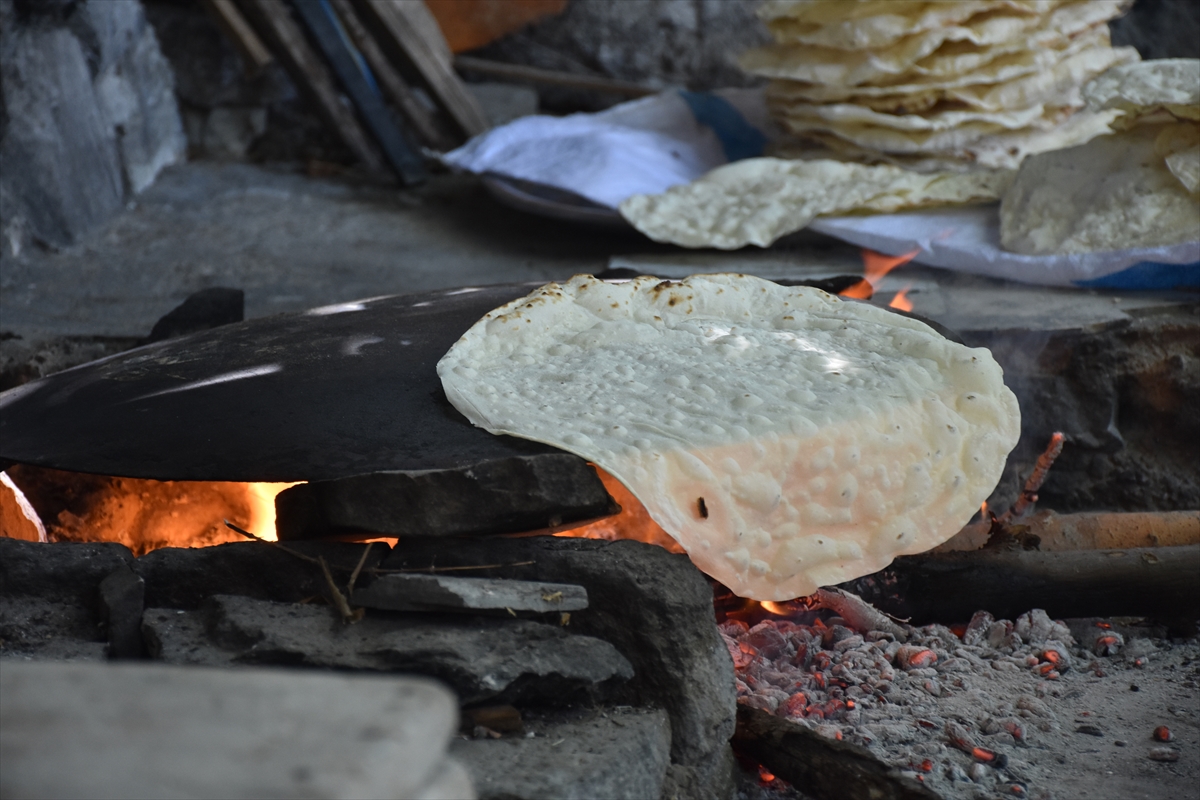 Gümüşhane'de kadınların kışlık yiyecek mesaisi başladı