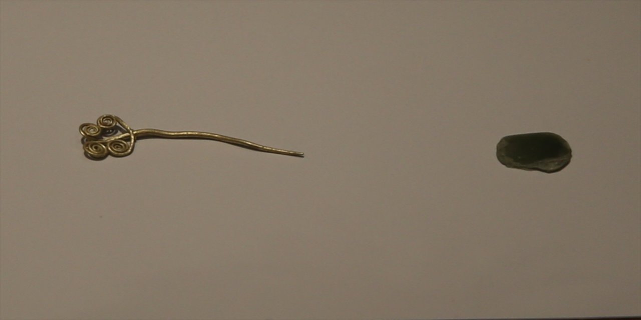 Troya kazılarında 4 bin 500 yıllık altın halkalı broş ve ender bulunan yeşim taşı gün yüzüne çıkarıldı