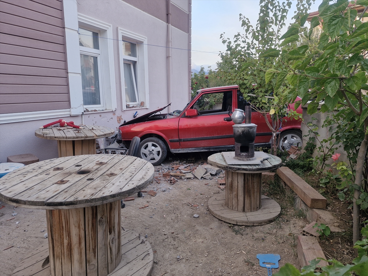 Tokat'ta otomobil ile elektrikli bisikletin çarpıştığı kazada 3 çocuk yaralandı