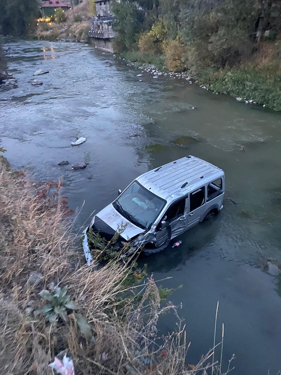 Kars Çayı'na düşen hafif ticari aracın sürücüsü ekiplerce kurtarıldı