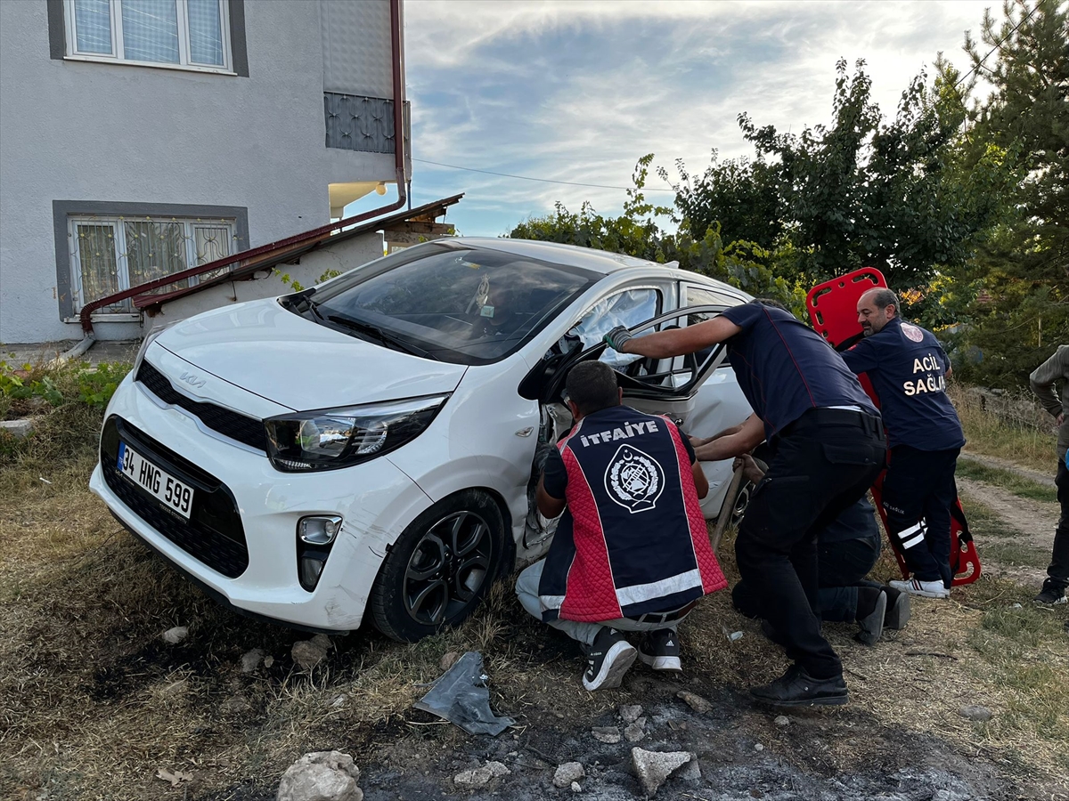 Sivas'ta iki otomobilin çarpıştığı kazada 3 kişi yaralandı