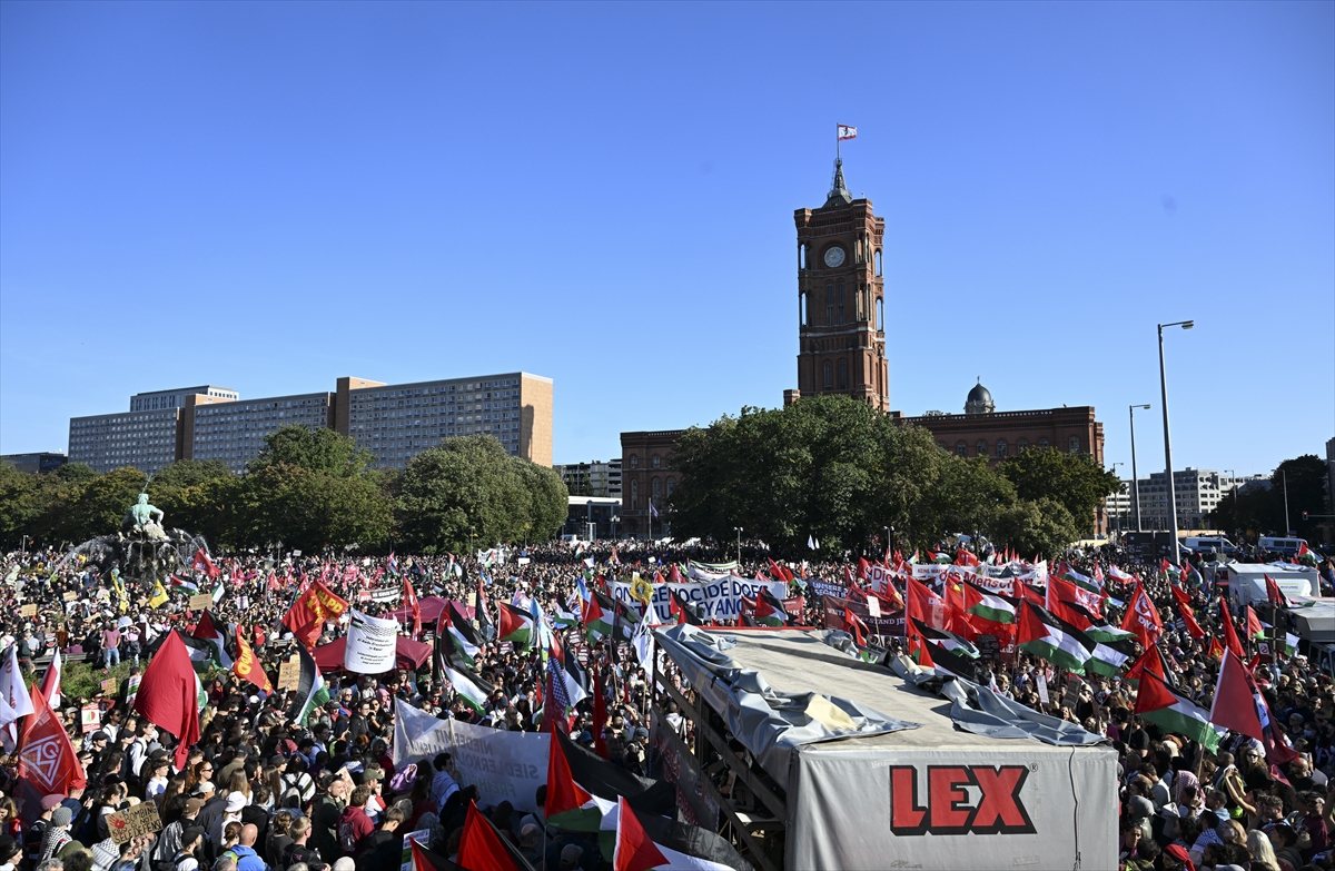 Berlin'de düzenlenen Filistin'e destek yürüyüşüne 100 bini aşkın kişi katıldı
