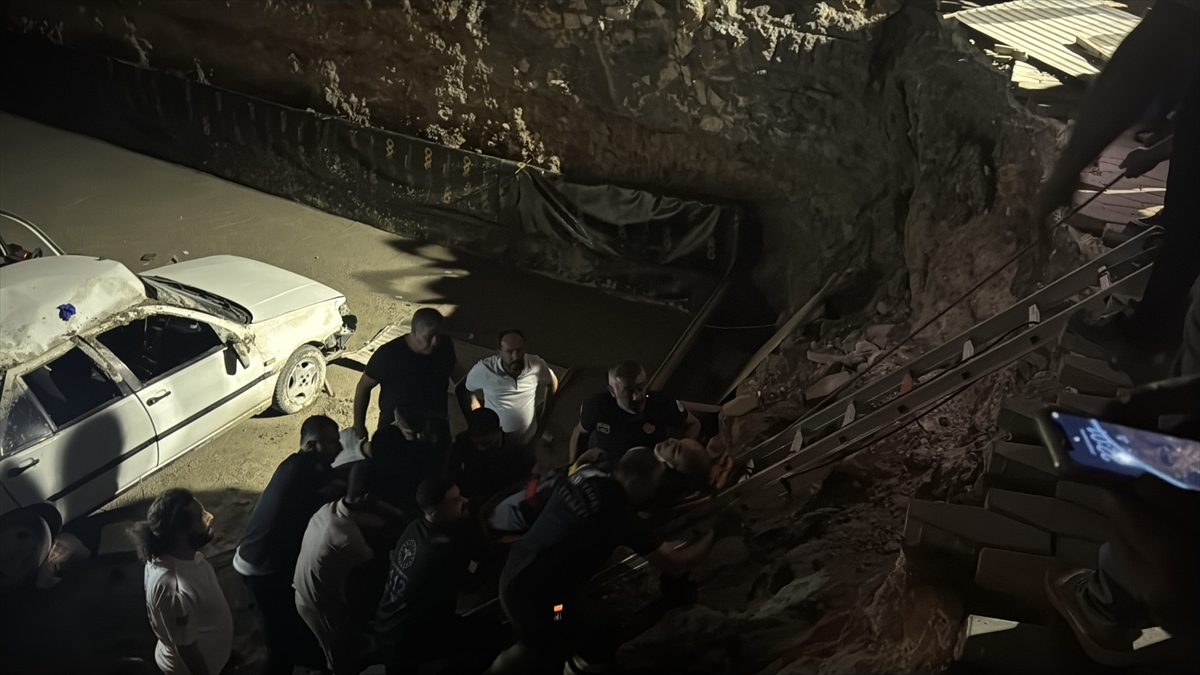 Adıyaman'da inşaat temeline devrilen araçtaki 4 kişi yaralandı