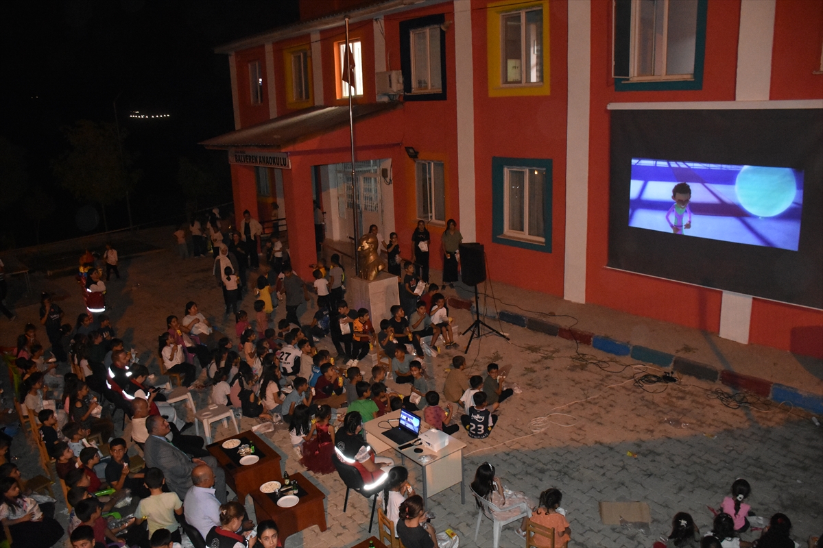 Şırnak'ta kırsaldaki yaklaşık 4 bin 500 çocuk açık havada sinema ile buluştu