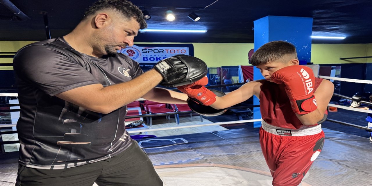 Siirt’te yaramaz diye boksa yönlendirilen 12 yaşındaki Muhammed, ilk şampiyonasında altın madalya kazandı