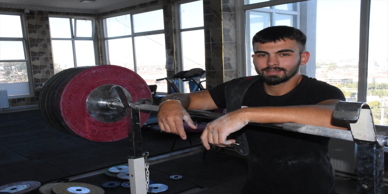 Afyonkarahisarlı Hasan Sait Emrem, depoda çuval taşıyarak güçlenip halterde Türkiye şampiyonluğuna ulaştı