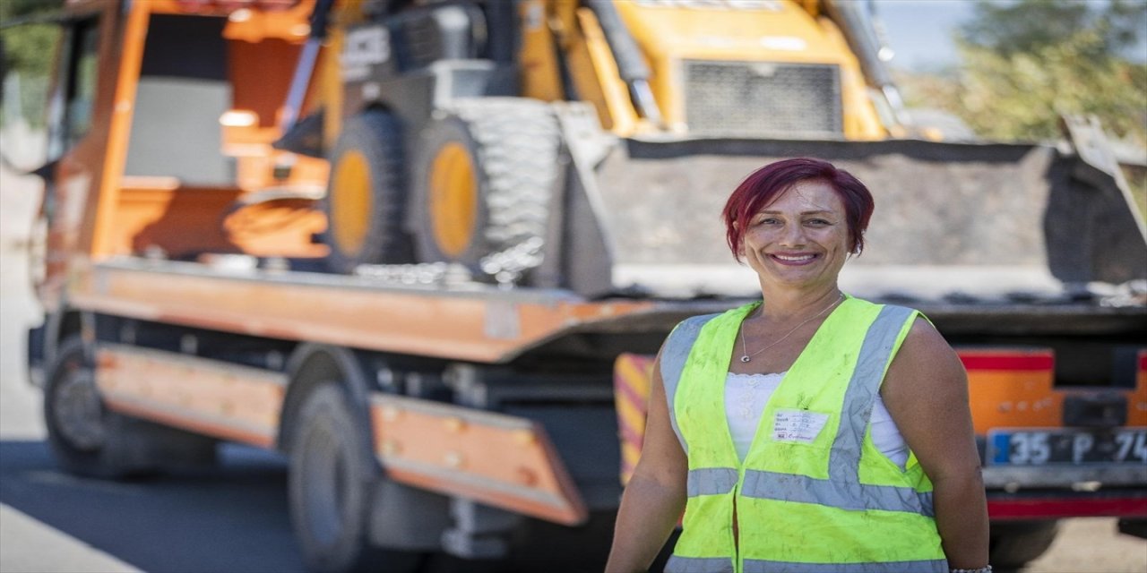 İzmir’de 53 yaşındaki Munise Demirer, 42 tonluk tırları ustalıkla kullanarak ağır vasıtada kadın gücünü gösteriyor