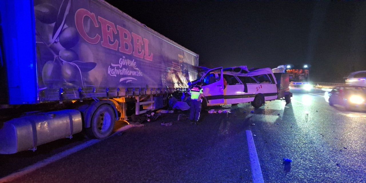 Tarsus’ta tarım işçilerini taşıyan minibüs tıra çarptı: 3 ölü, 16 yaralı