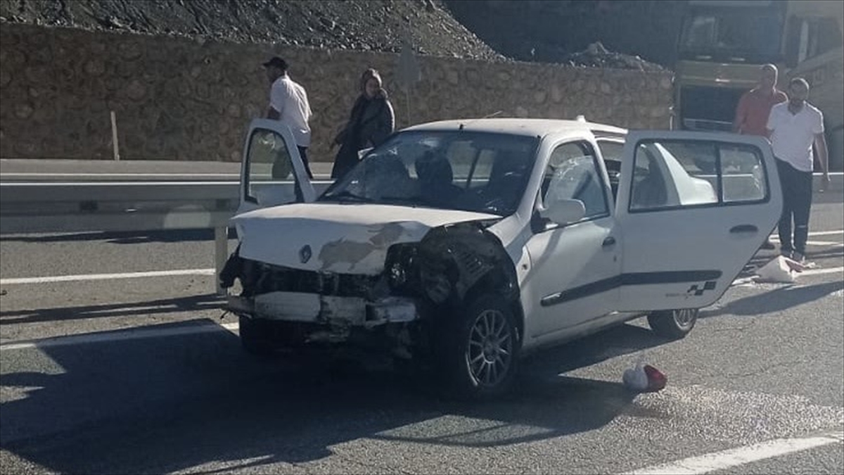 Erzincan'da bariyere çarpan otomobildeki 2'si çocuk 5 kişi yaralandı