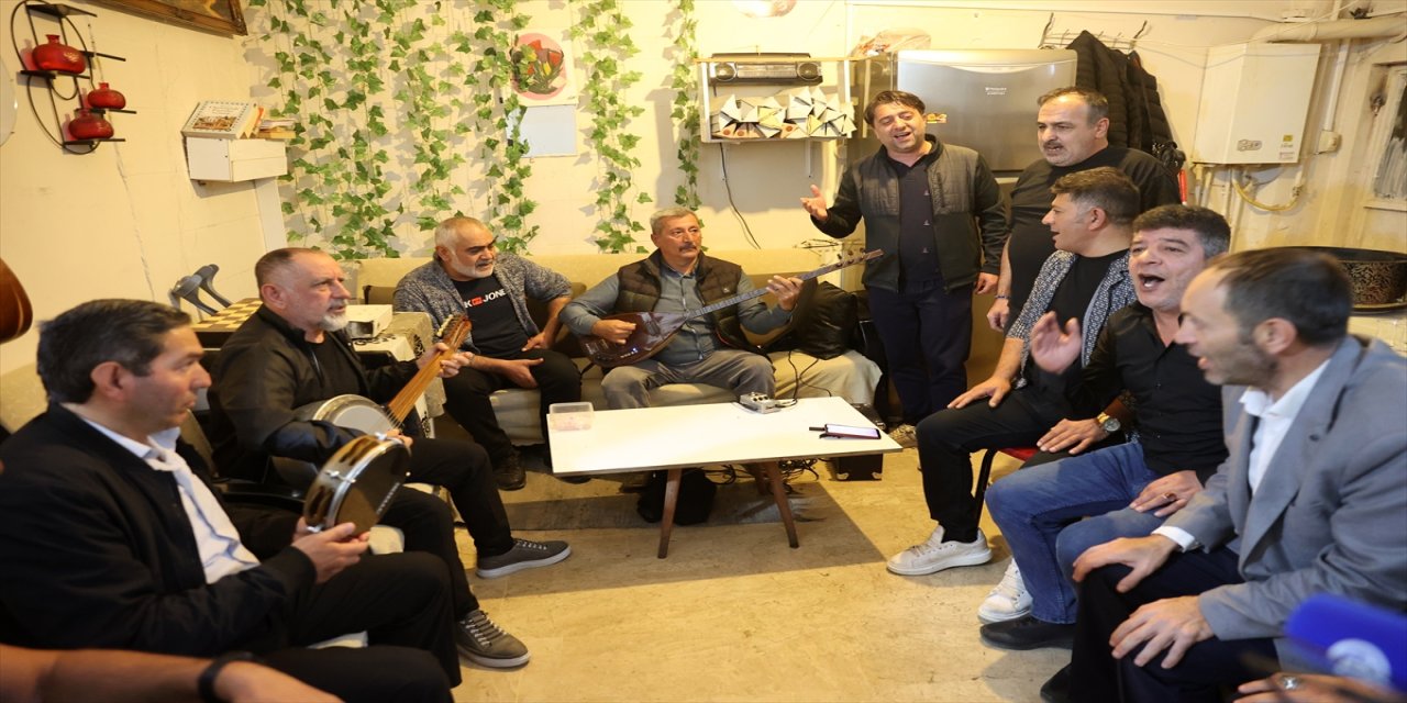 Sivas’ta kahvehanede her akşam sazlı sözlü müzik şöleni, amatör sanatçılar dost meclisi oluşturdu