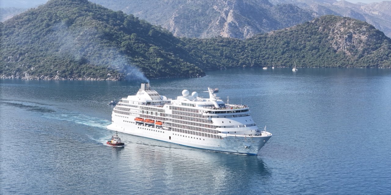 Muğla Marmaris'e gelen "Seven Seas Navigator" kruvaziyeri 445 yolcu ile tarihi ve turistik yerleri gezdi