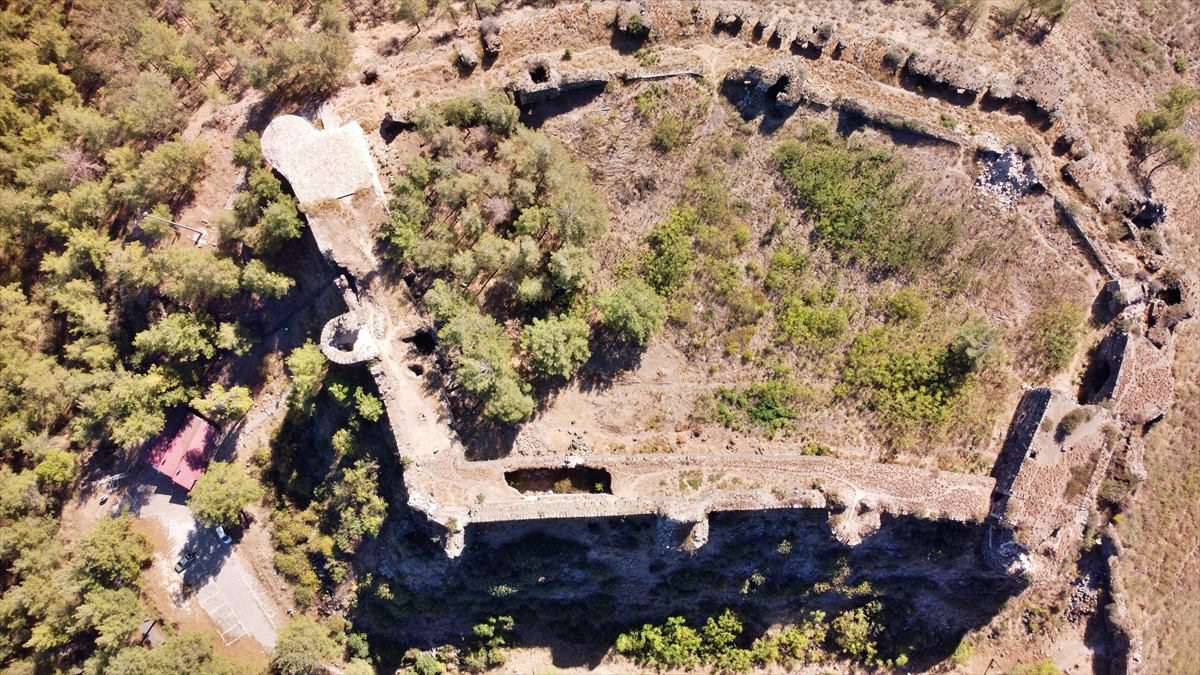 Osmaniye'deki tarihi kalede deprem nedeniyle ara verilen arkeolojik çalışmalar yeniden başladı