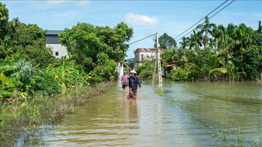 Vietnam'da yaklaşan Bualoi Tayfunu nedeniyle binlerce kişi tahliye hazırlıkları yapıyor