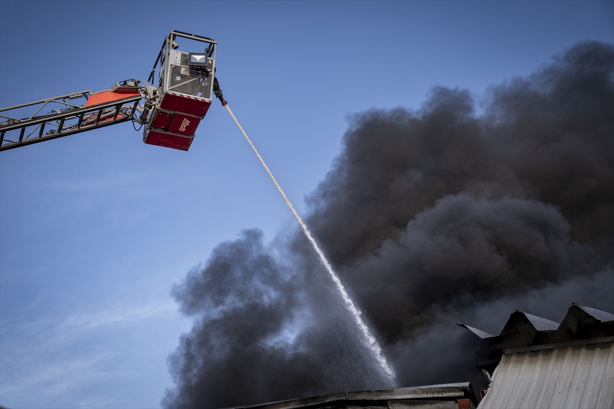 Erzurum'da boya üretim tesisinde çıkan yangına müdahale ediliyor