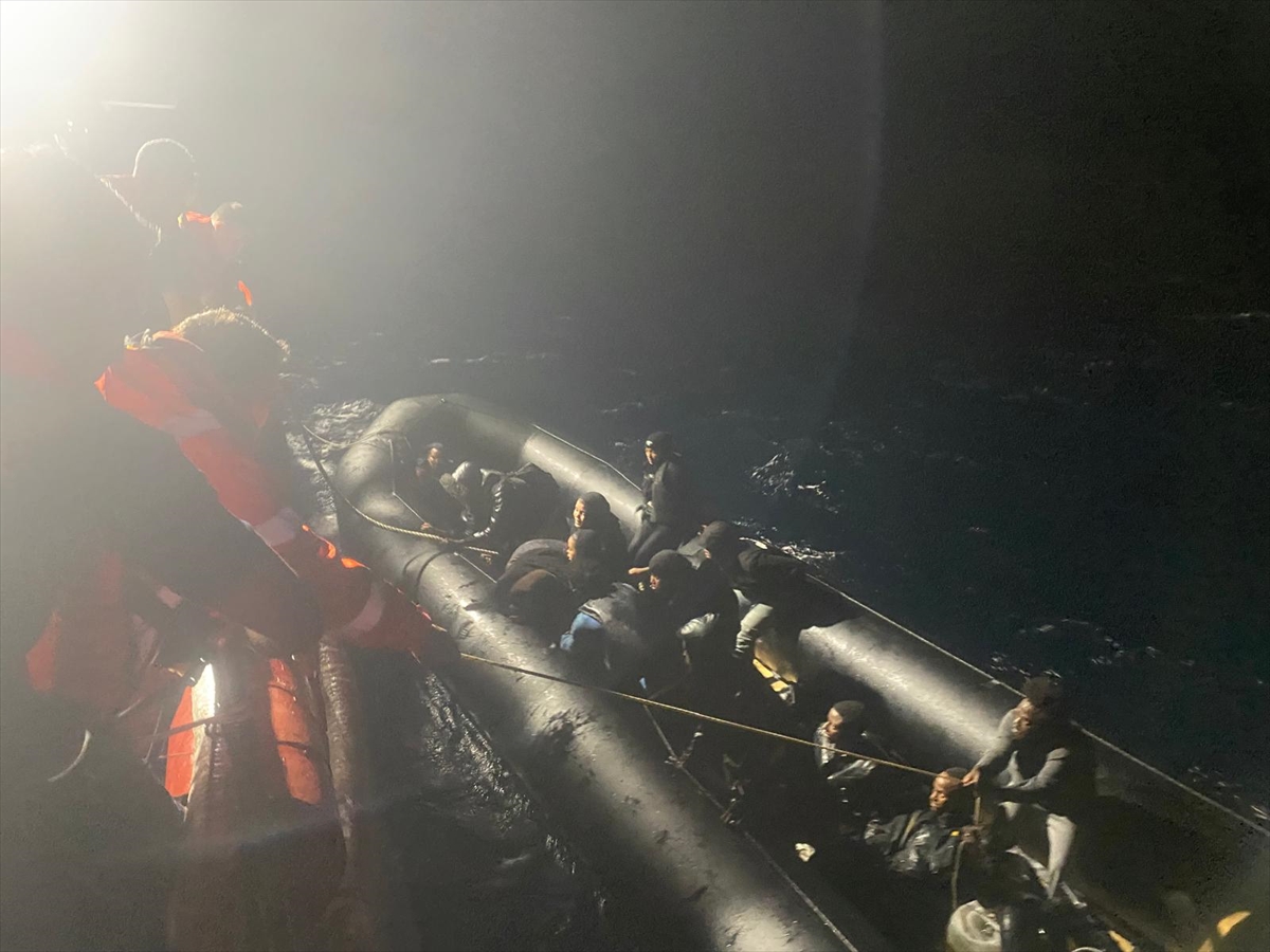 İzmir açıklarında 35 düzensiz göçmen kurtarıldı, 32 düzensiz göçmen yakalandı