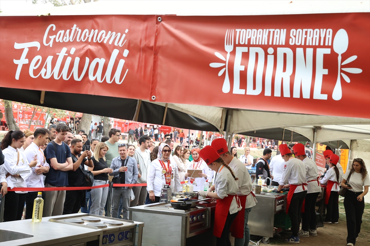 Edirne Gastronomi Festivali'nde aşçı adayları en lezzetli ekşili köfteyi yapmak için yarıştı