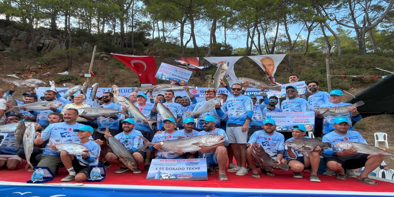 Kumluca’da düzenlenen “Büyük Balığın Peşinde” yarışmasında 22,6 kiloluk kuzu balığıyla Zafer Dukan birinci oldu