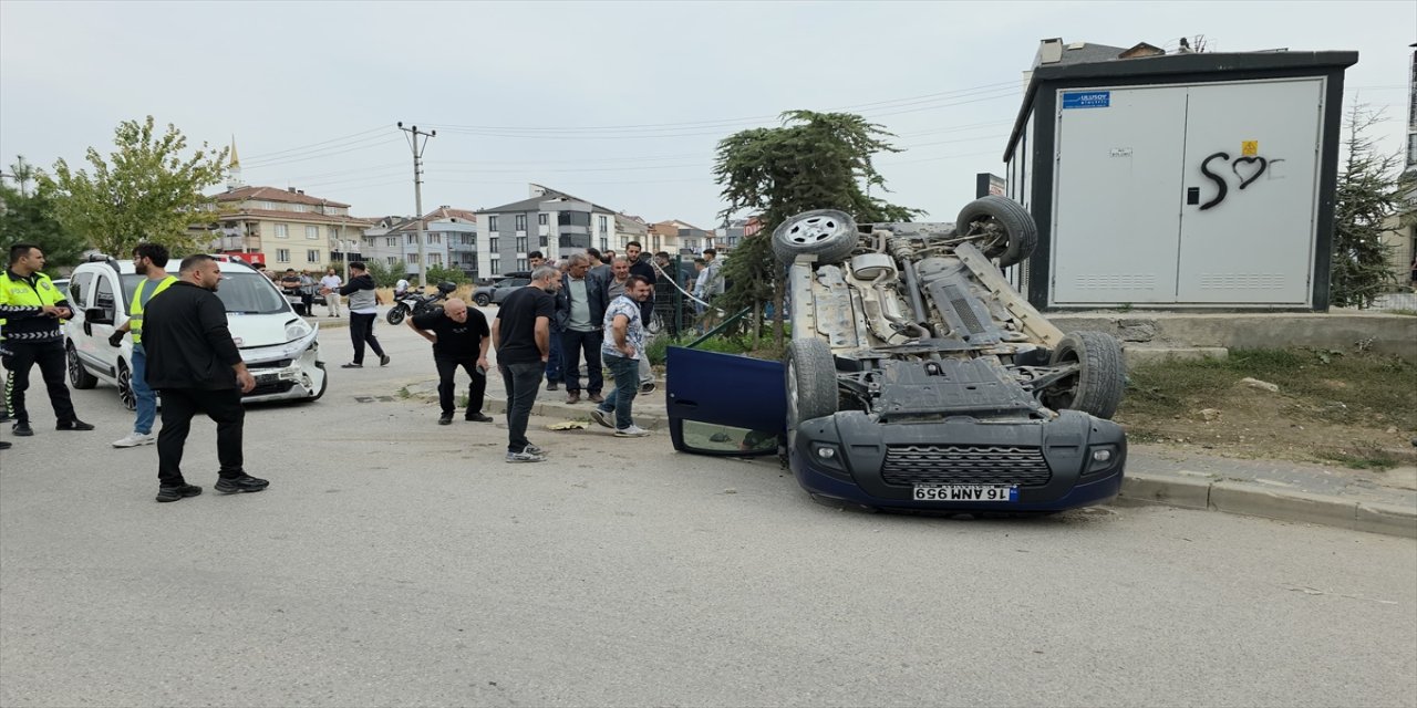 Bursa İnegöl’de hafif ticari araçla otomobil çarpıştı: Otomobil ters döndü, 3 kişi yaralandı