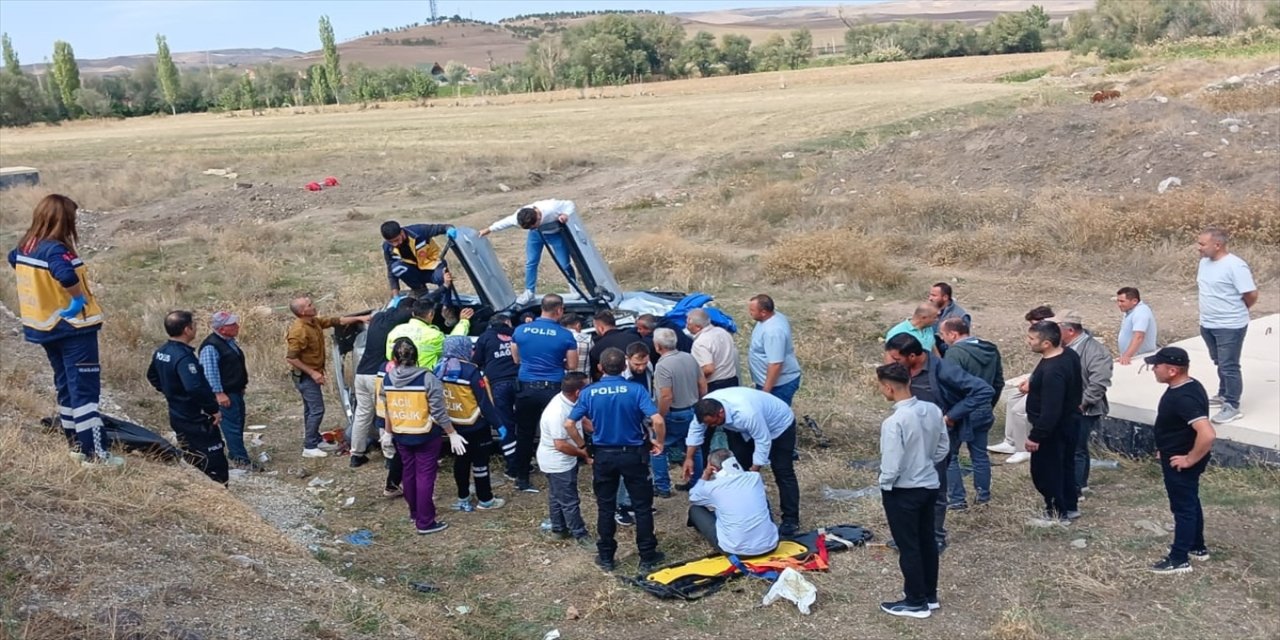 Çorum Alaca’da düğün konvoyunda kaza: Otomobil takla attı, 2 kişi yaralandı