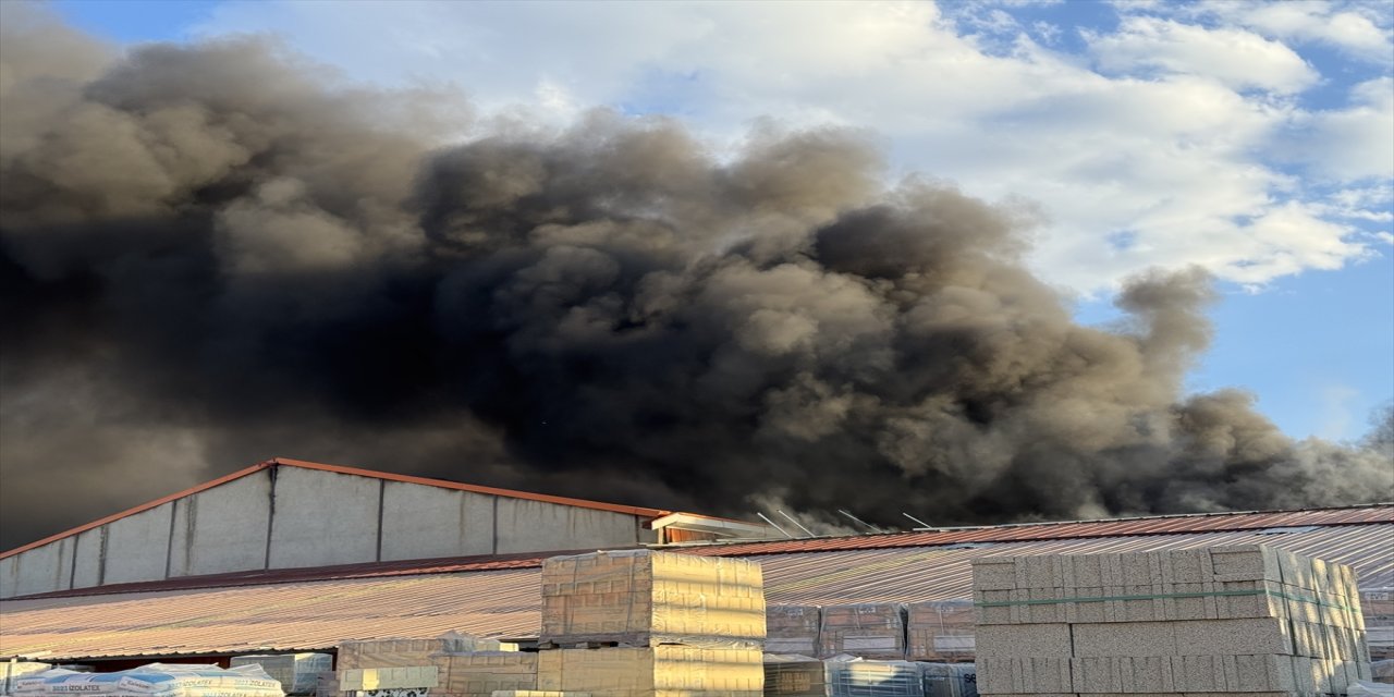 Erzurum OSB’de terlik ham madde tesisinde yangın çıktı, itfaiye ekipleri kontrol altına aldı