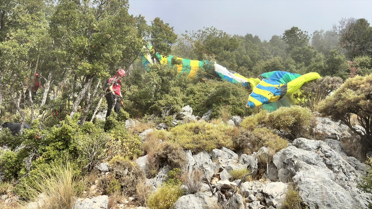 Fethiye'de ormanlık alana düşen iki yamaç paraşütündeki 4 kişi kurtarıldı