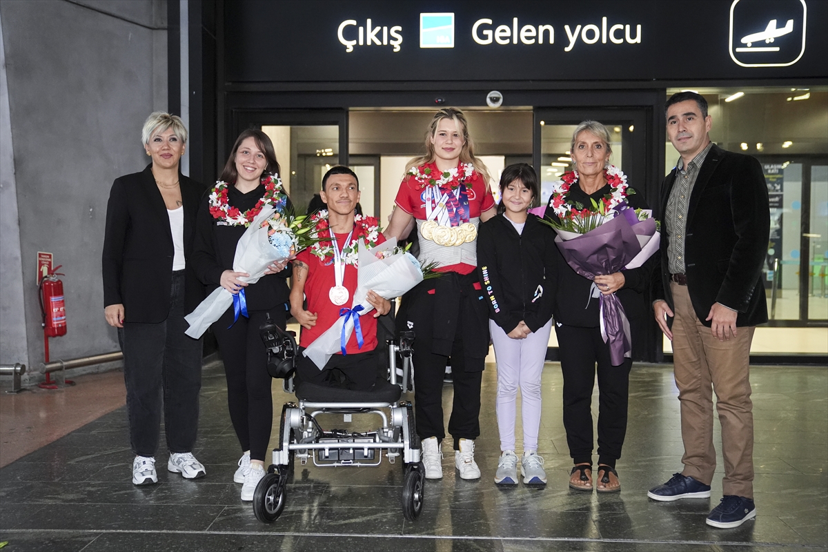 Milli para yüzücüler Türkiye'ye döndü