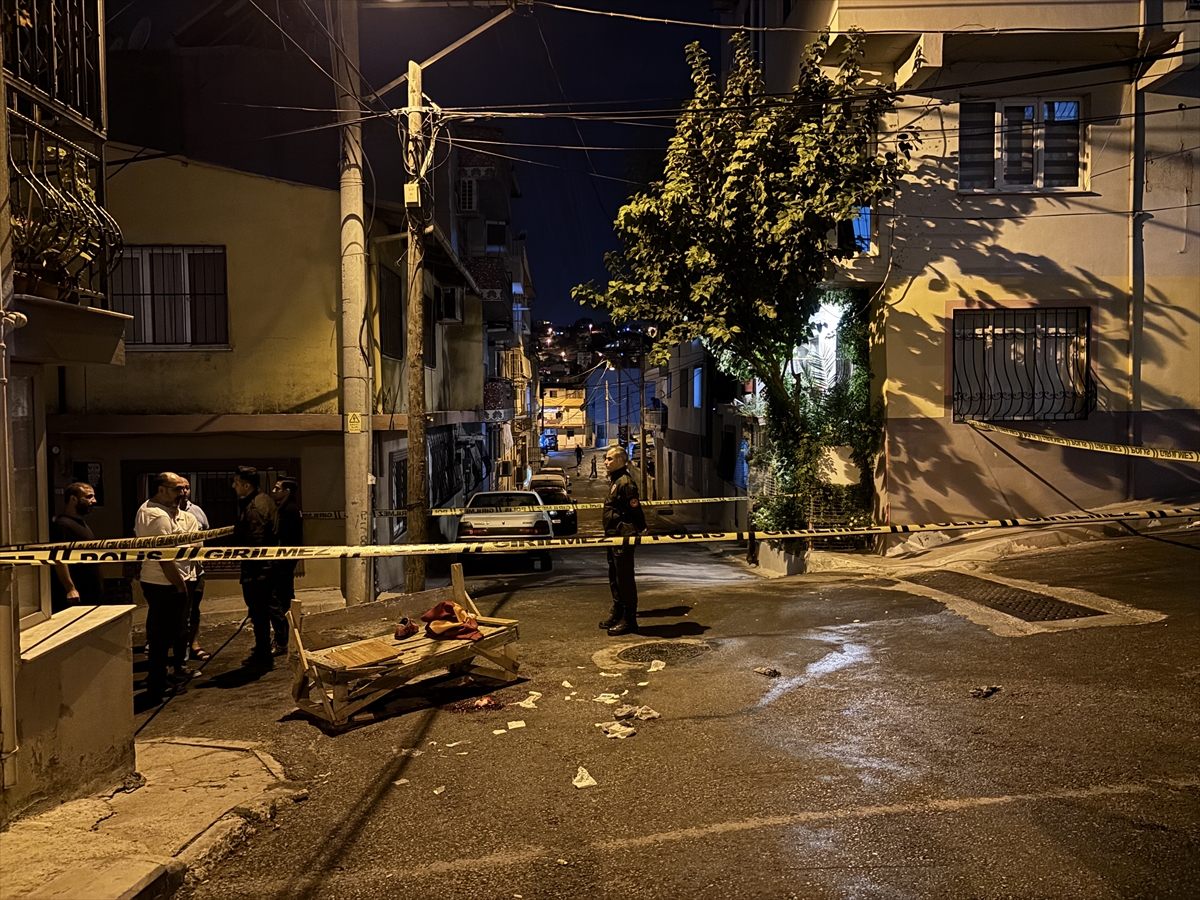İzmir'de bıçaklı kavgada 1 kişi öldü, 2 kişi yaralandı