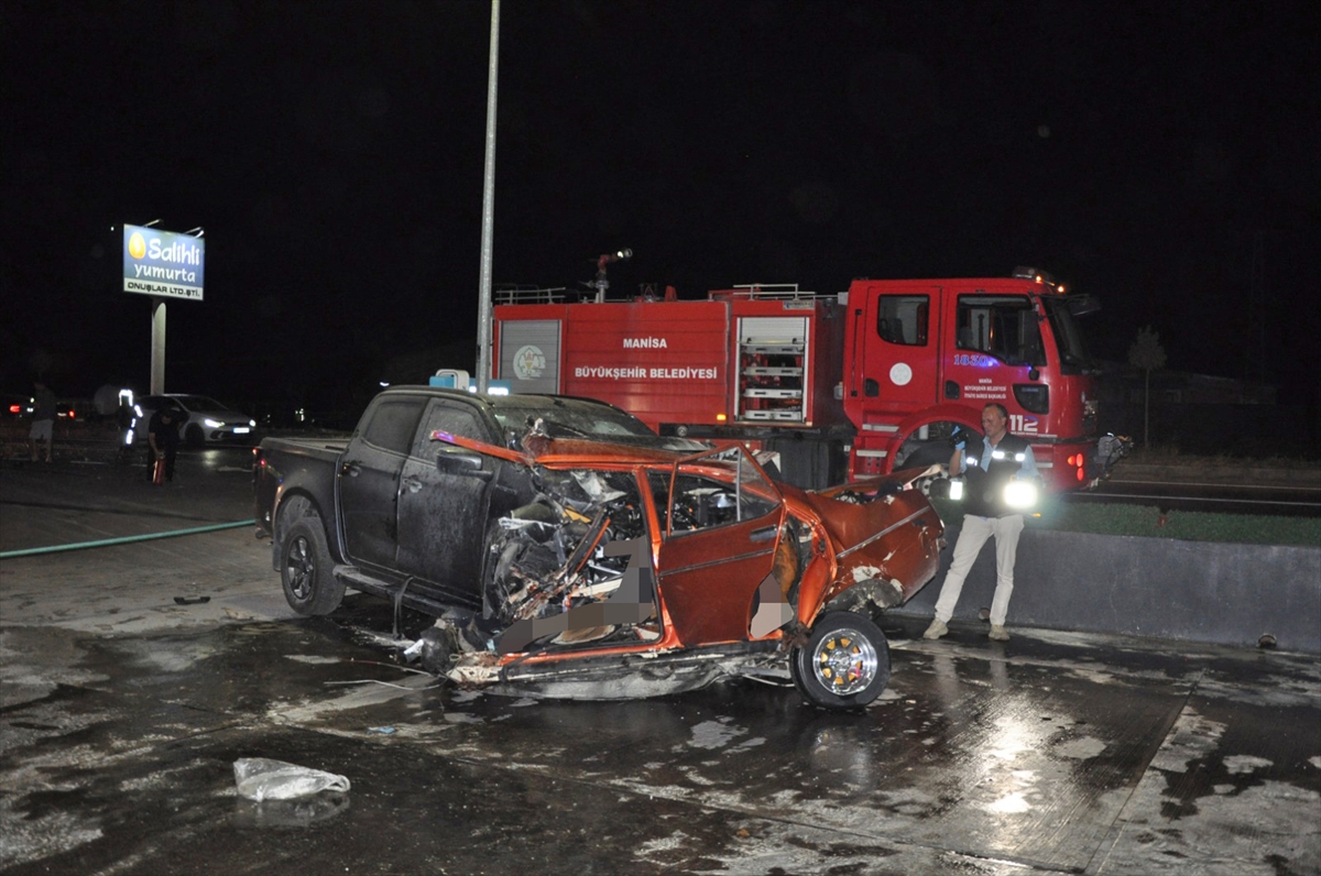 Manisa'da kamyonetle otomobilin çarpışması sonucu 5 kişi öldü, 6 kişi yaralandı