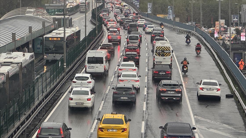 İstanbul'da haftanın ilk iş gününde yağışın da etkisiyle trafik yoğunluğu yüzde 85'e çıktı
