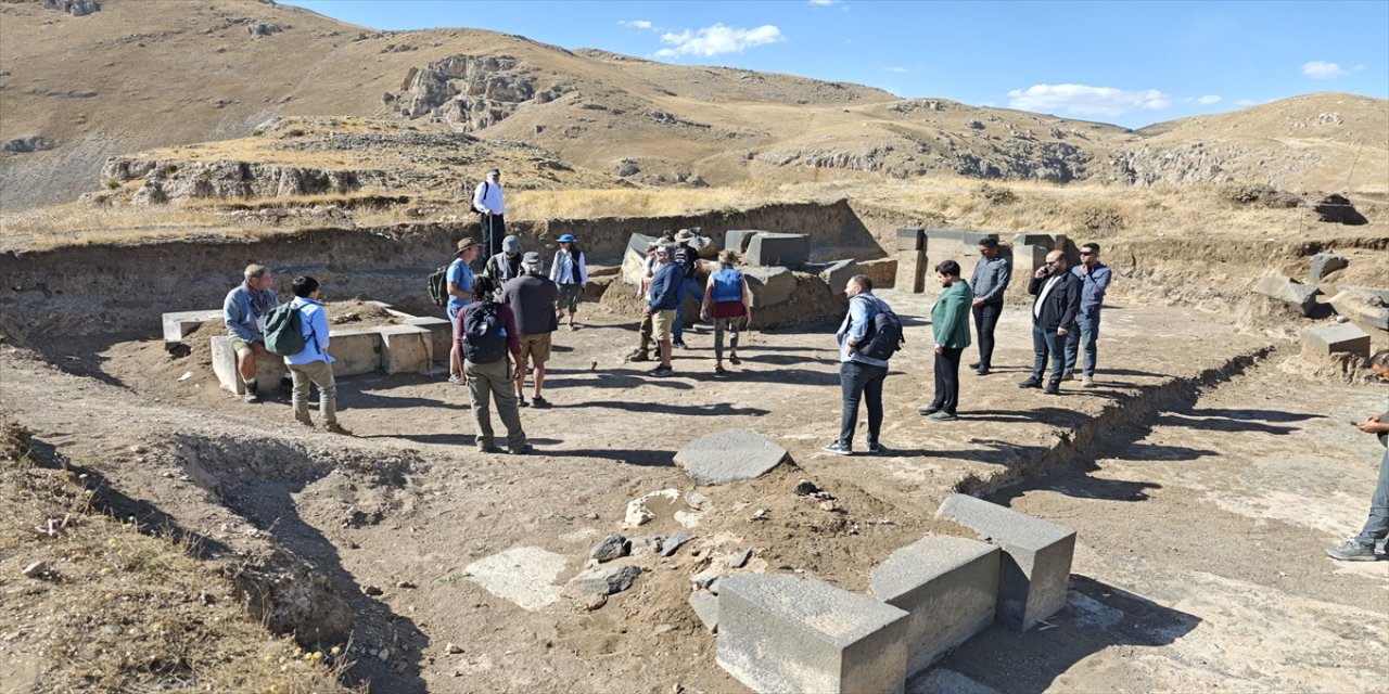 Dünyanın dört bir yanından gelen ziyaretçiler Bitlis’teki Urartu mirası Kef Kalesi’ni gezdi
