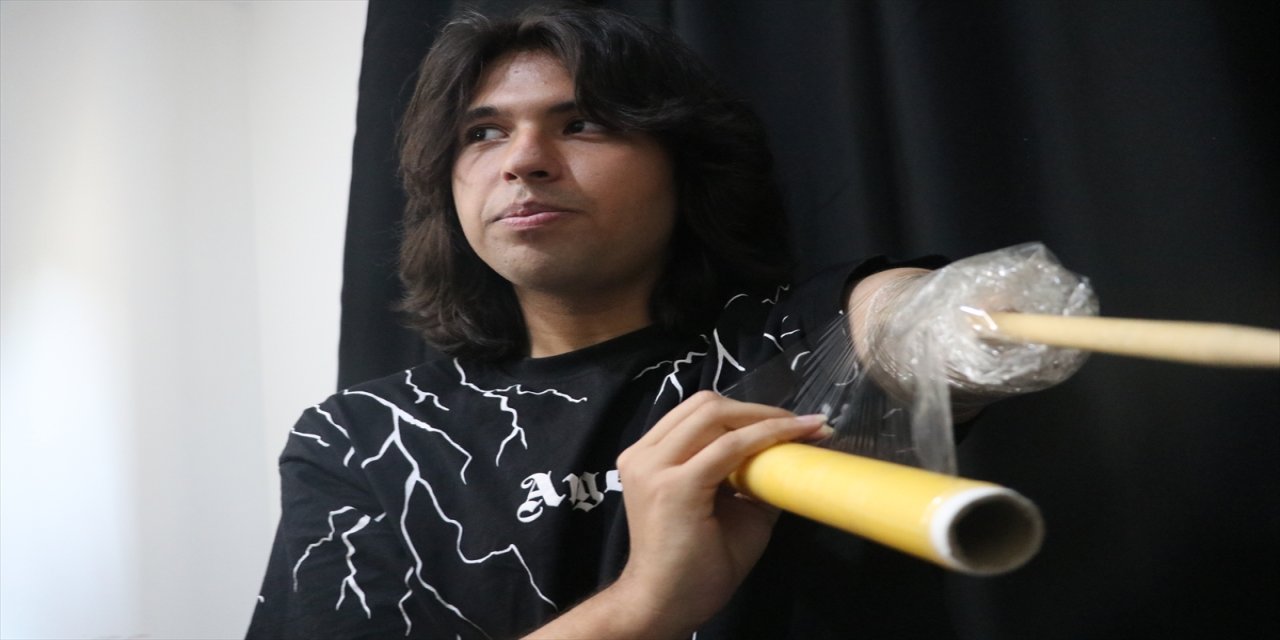 Depremde kolunu kaybeden Tuncay İnat, streç filmle bağladığı bagetle bateri çalmayı öğrenip müzikle hayata tutundu