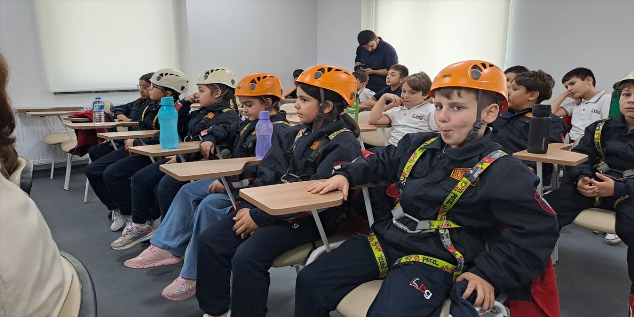 Sakarya'da İlkokul Öğrencilerine Afet Eğitimi: Deprem, Yangın ve Arama-Kurtarma Simülasyonlarıyla Teorik ve Uygulamalı Eğitim